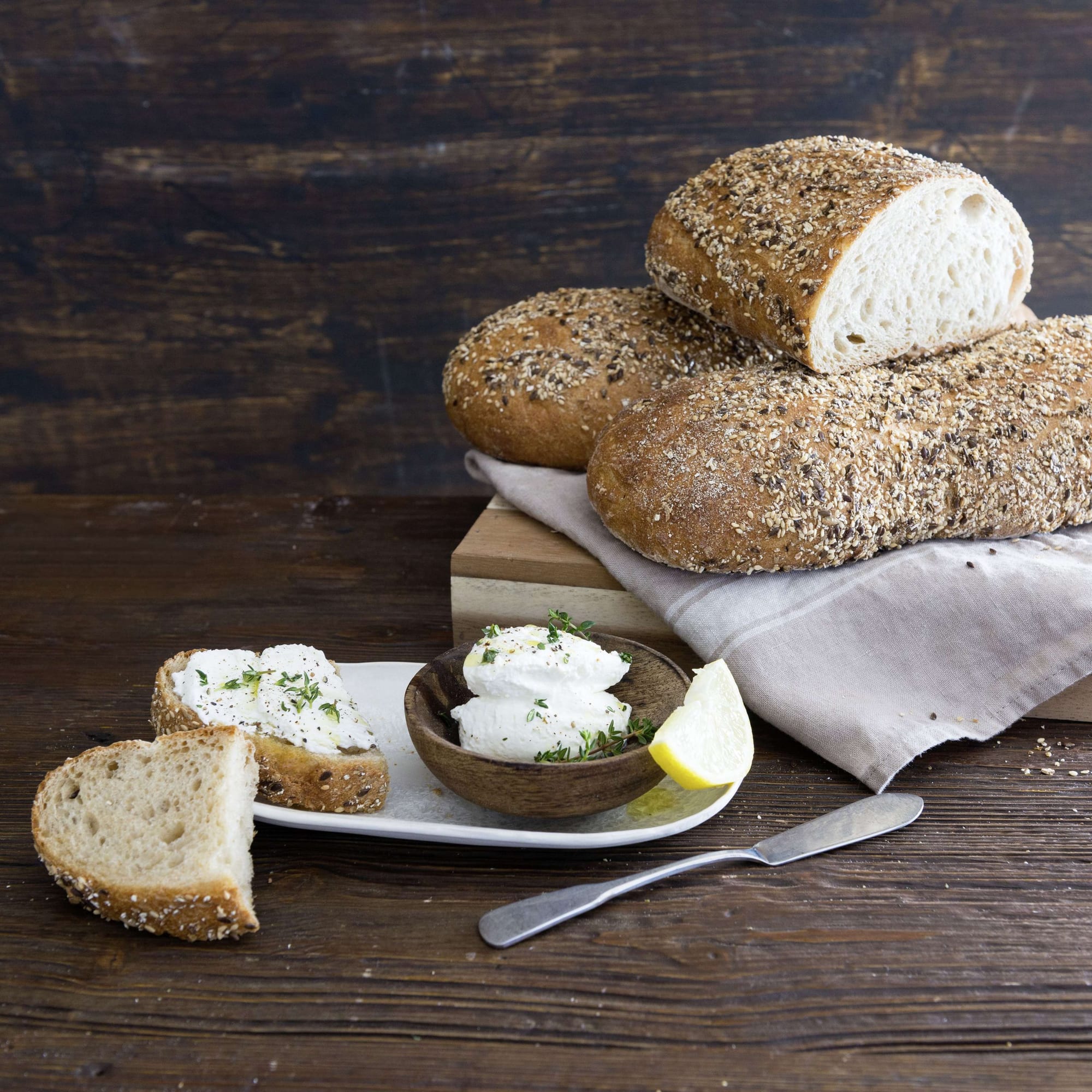 Erbsenmousse auf Knäckebrot | Migusto