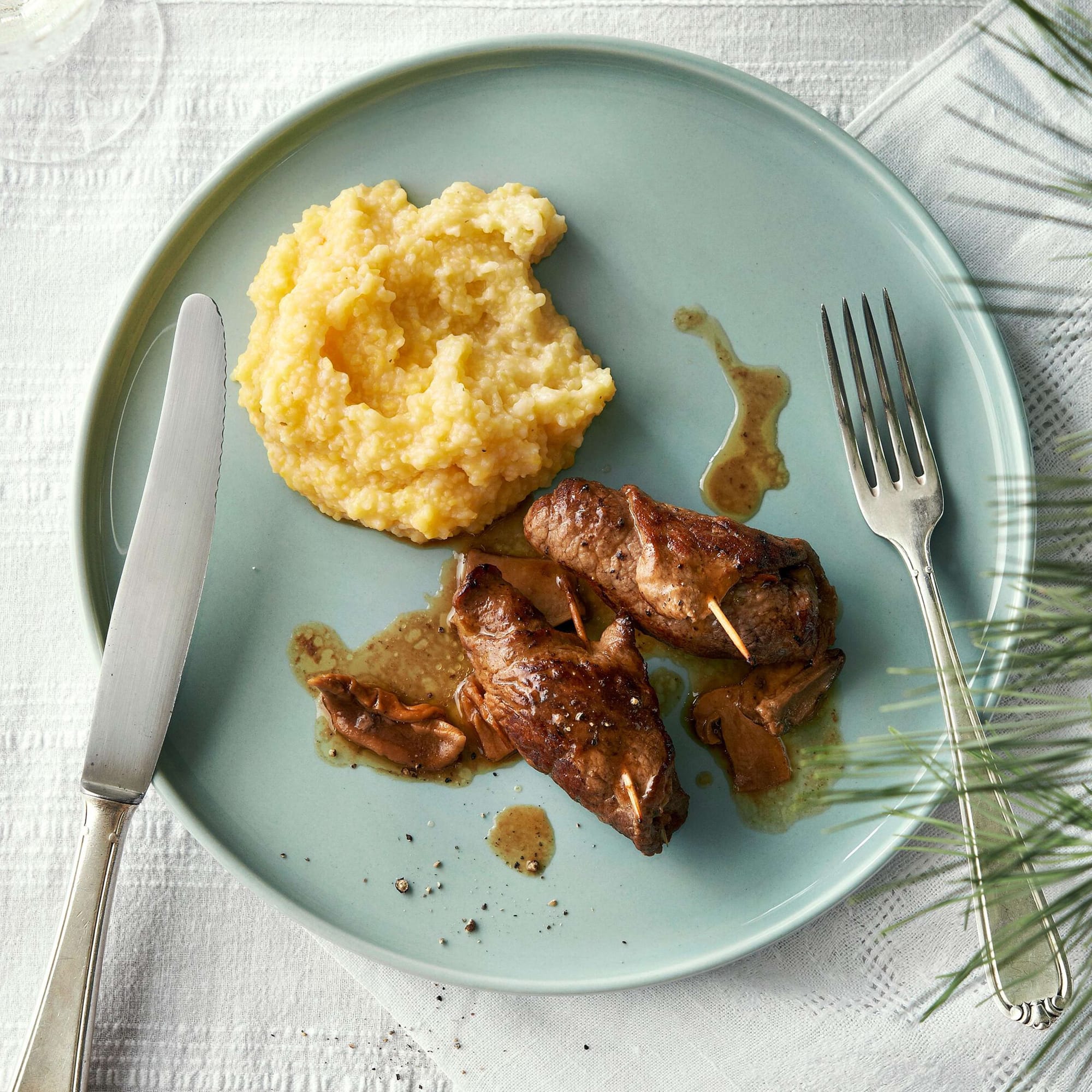 Rinds-Involtini mit Aprikosen und Frühlingszwiebeln | Migusto Rinds-Involtini mit Aprikosen und Frühlingszwiebeln | Migusto