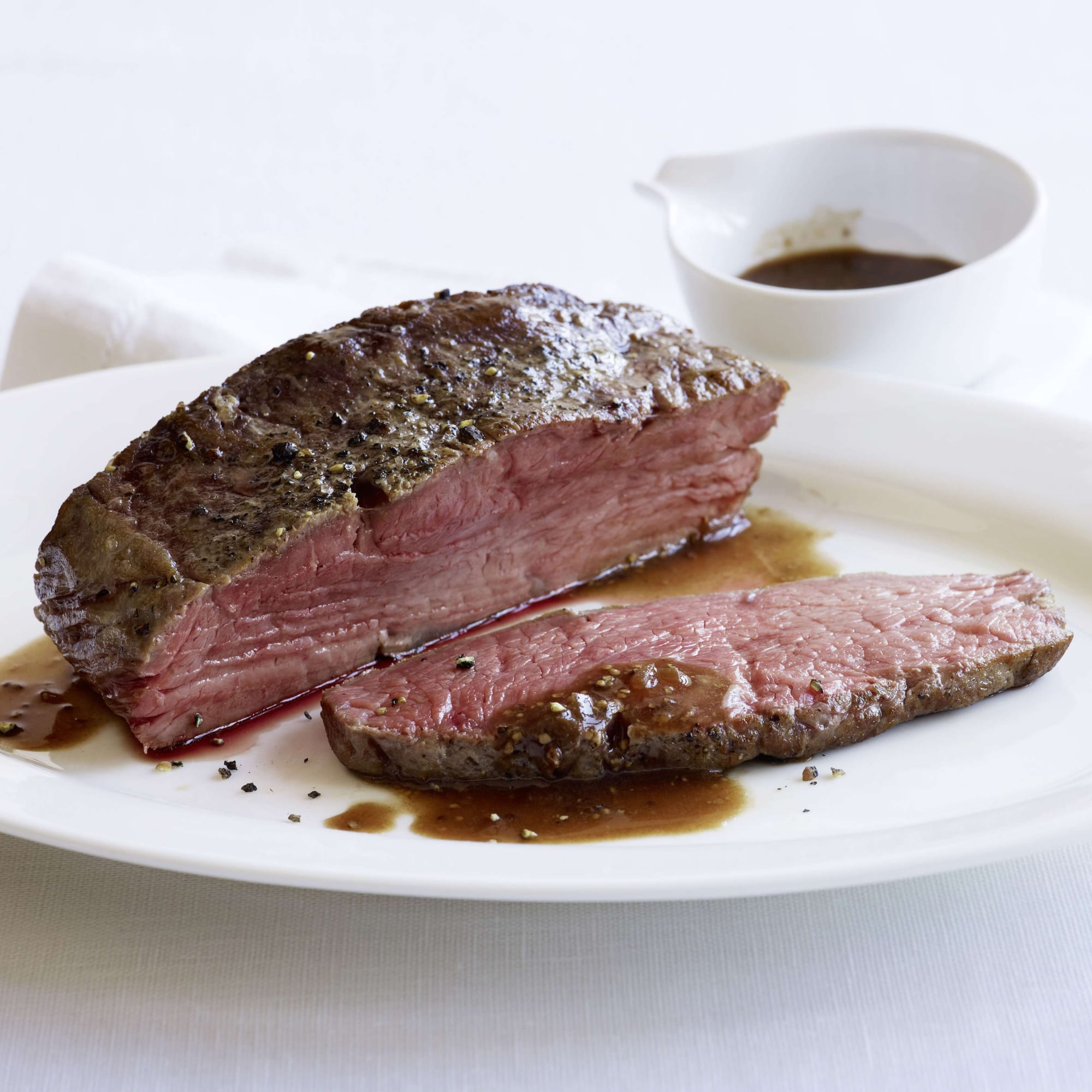 Entrecôte en croûte aux herbes avec beurre au poivre et à la moutarde ...