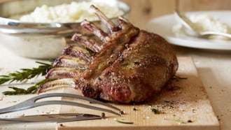 Carré d’agneau avec romarin et risotto au fromage