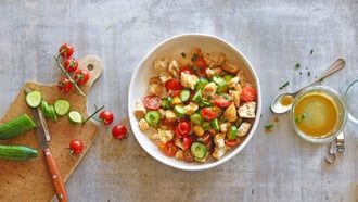Panzanella con panini croccanti