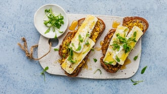 Pain aux pommes de terre et aux noix avec fromage et moutarde au miel