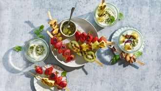 Spiedini di frutta alla griglia con pesto dolce e quark