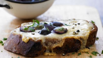 Croûte au fromage et au raisin