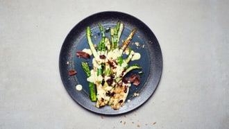 Spargeln mit Kokos-Hollandaise und Knuspertopping
