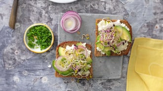 Tartine à l’avocat et au cottage cheese