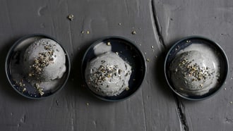Gelato al sesamo nero