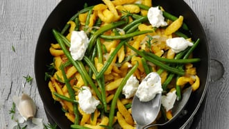 Spätzli-Bohnen-Pfanne mit Frischkäse