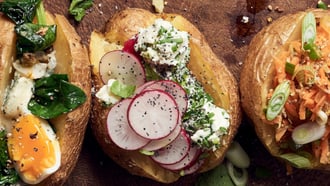 Baked Potatoes con formaggio, ravanelli e semi di papavero