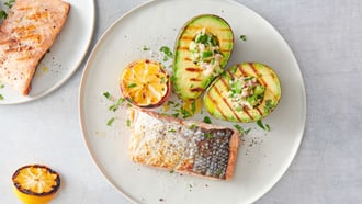Salmone con avocado farcito e grigliato