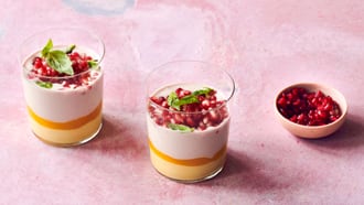 Mangocreme mit Granatapfel