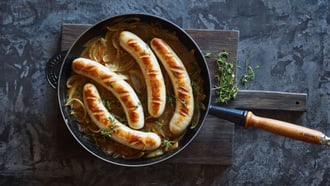 Saucisse à rôtir avec sauce aux oignons