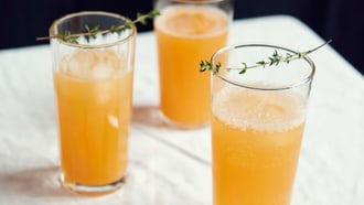 Cocktail allo spumante e al nettare di albicocche