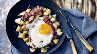 Poêlée de pommes de terre avec lard et œuf au plat