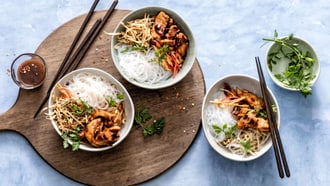 Vermicelli cinesi con pollo e germogli