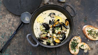 Soupe de coquillages avec pain au gin et aux herbes