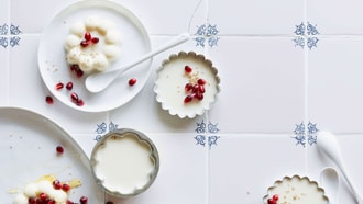 Milch-Honig-Flan mit Granatapfel