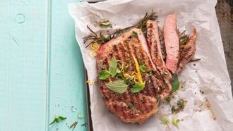 Schweinssteak mit Kräutern und Zitrone