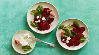 Carpaccio di barbabietola con miele e formaggio di capra