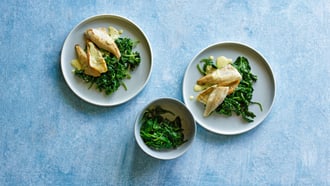 Filets de féra poêlés avec sauce à la moutarde et épinards