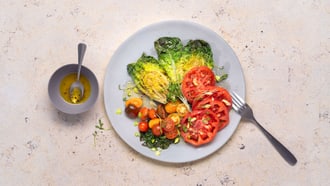 Tomatensalat auf gebratenem Lattich