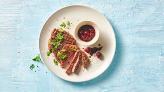 Steak avec sauce aux cerises et au soja