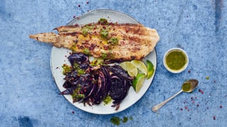 Sole sur chou rouge avec huile au citron vert