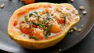 Papaya mit Joghurt gefüllt