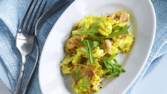 Uova al tegamino con salmone e rucola