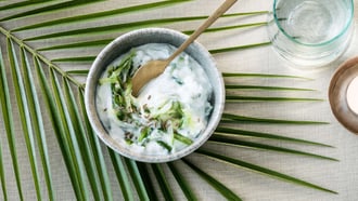 Raita mit Gurke und Kokosnuss