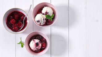 Gelato di yogurt al cioccolato con composta di ciliegie