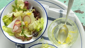 Salade avec vinaigrette au citron