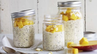Pappa d’avena al cocco e al mango con semi di chia