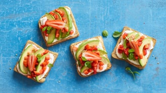 Toast mit Avocado und Erdbeeren