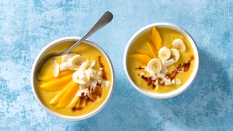 Smoothie bowl alla banana e al mango