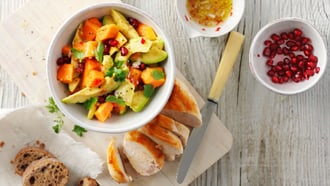 Insalata d’avocado e papaia con salsa piccante e pollo
