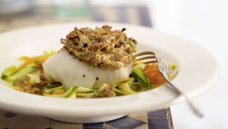 Filet de poisson en croûte de pistaches sur légumes au safran