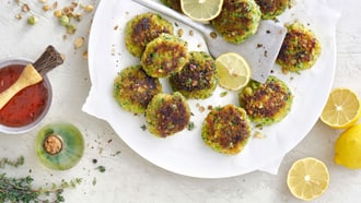 Polpettine di pesce e gamberetti con crunch al wasabi