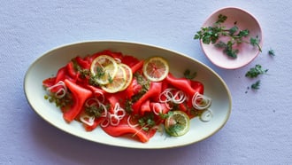 Piatto di salmone affumicato con marinata alle erbe
