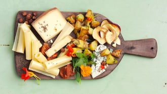 Plateau de fromages corsés avec pommes de terre rissolées