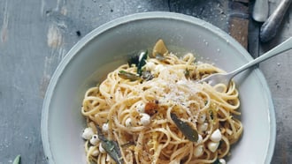 Linguine mit Mozzarellaperlen und Salbei