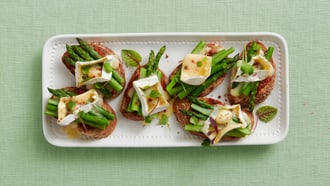 Pane tostato agli asparagi con formaggio molle