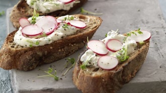 Laktosefreie Kresse-Radieschen-Crostini