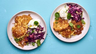 Medaglioni di rösti con cavolo rosso e burrata