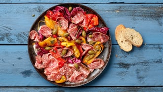 Grillpeperonisalat mit Salami