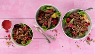 Escalope de cerf avec laitues et framboises