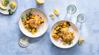Goldbutt mit Zitronengras-Kokos-Panade auf Mangosalat