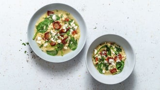 Soupe avec pâtes, épinards et feta