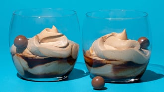 Crema al caffè con sciroppo al caffè