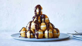 Profiterole con salsa al cioccolato